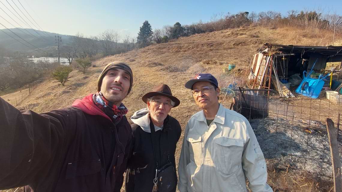 左から：ガブリエレ・クルツィ、笠岡の友人、畑の持ち主。日本での栽培の第一歩